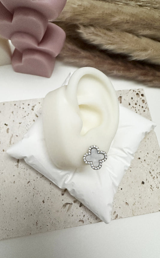 Clover Ohrstecker | Weiß & Silber